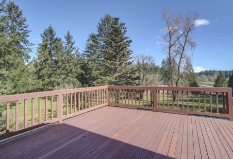 Beautiful Home on over 4.5 Acres in Roy