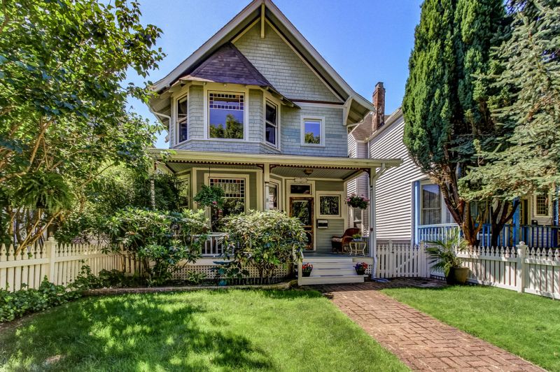 1895 Beautiful Victorian Style Home in North Proctor