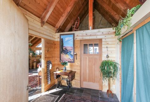 Unique Timber Lodge Custom Built Home with 360 Degree View of the Cascades & Mt. Stewart