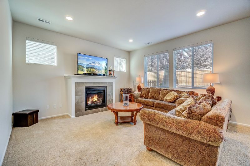 Beautiful Home in Spanaway with Mt. Rainier View