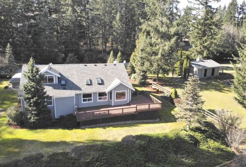Beautiful Home on over 4.5 Acres in Roy